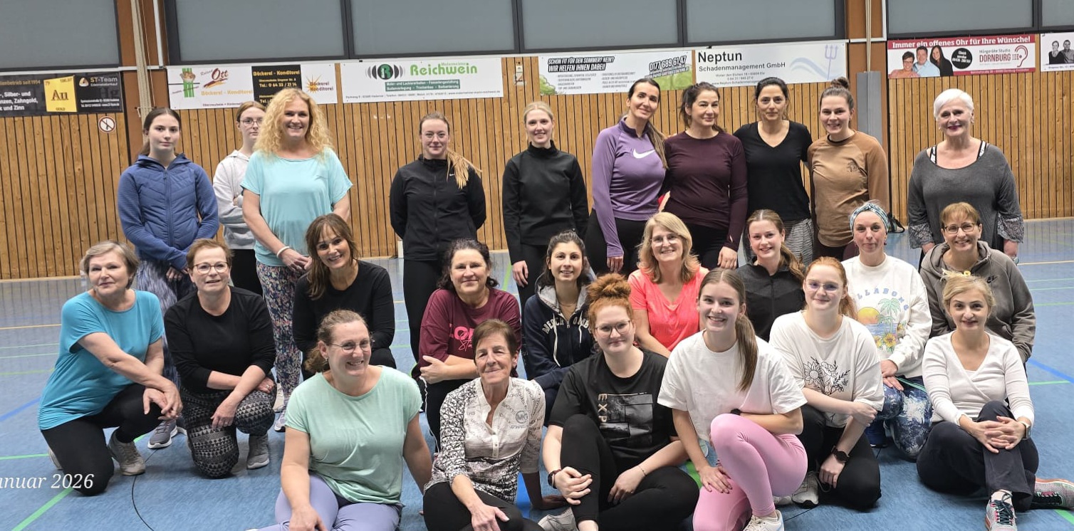 Start des Zumbakurses mit 25 von 30 Teilnehmern und Kursleiterin Sophie 